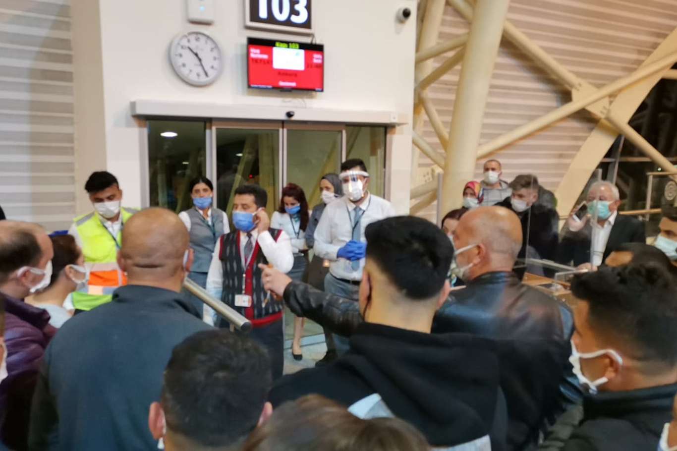 Diyarbakır-Ankara seferini yapan uçak teknik arıza nedeniyle kalkamadı Diyarbakır-Ankara seferini yapan uçak teknik arıza nedeniyle kalkamadı